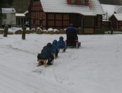 Bild zu Rasenmähertrecker schlitten und vieeeeellll - Baby Forum - Allgemeine Themen