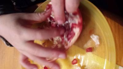 Bild zu Wir probieren gerade Granatapfel - Baby Forum - Allgemeine Themen