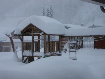 Bild zu Es schneit schon wieder! Wer mag etwas Schnee abhaben? - Baby Forum - Allgemeine Themen