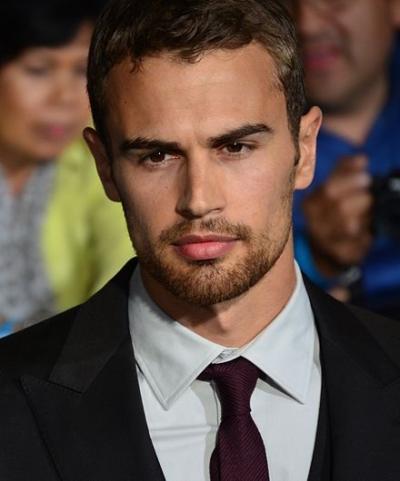 Bild zu Theo James - Baby Forum - Allgemeine Themen