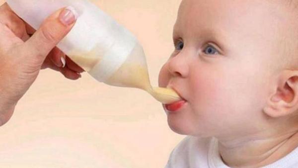 Bild zu Baby-Flasche mit Löffel-Aufsatz - Baby Forum - Allgemeine Themen