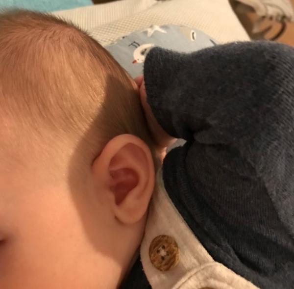 Bild zu Was bedeutet ein hinter den Kopf gezogener Arm? - Baby Forum - Allgemeine Themen