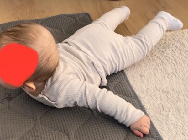 Bild zu Komische Haltung in Bauchlage - Baby Forum - Allgemeine Themen