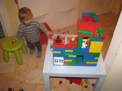 Bild zu super toller selbstgebauter LEGO DUPLO TISCH - ganz einfach! - Spielen und Basteln mit Kindern