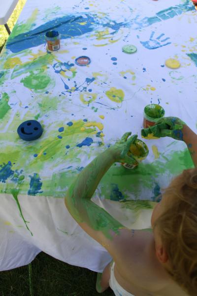 Bild zu Actionpainting - Spielen und Basteln mit Kindern