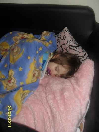 Bild zu zeig euch mal meine maus, sie ist gerade auf dem sofa eingeschlafen =) - Schwanger unter 20 - Forum für junge Schwangere und Eltern