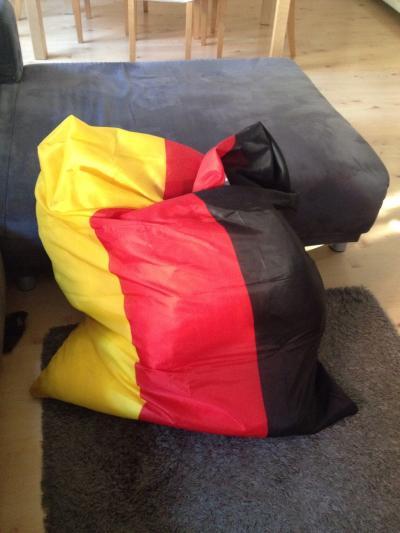 Bild zu Hab heute einen "Schland" Sitzsack aus zwei Flaggen genäht - Einrichten und Deko