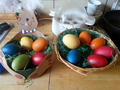 Bild zu osternestchen und gefärbte eier - Ostern