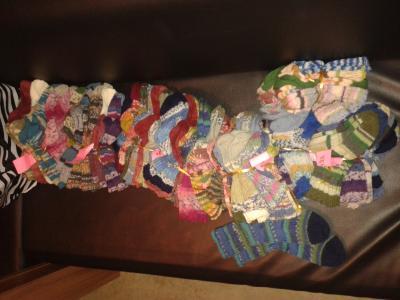 Bild zu unser Kiga verkauft wieder selbstgestrickte Socken je Paar 3,50€ - Drei und mehr - Elternforum