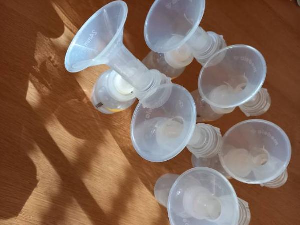 Bild zu Medela Abpumpaufsätze Gr. M zu verschenken - Frühchen - für Eltern mit frühgeborenen Babys