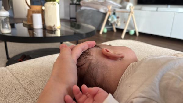 Bild zu Baby schläft nur auf dem Arm - Schlafen einschlafen durchschlafen