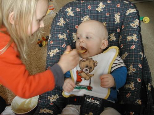 Bild zu soviel wie er mag??? - Der erste Brei - die Beikost