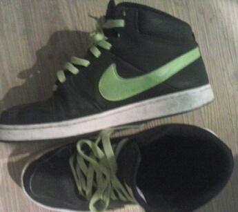 Bild zu Mein Sohn und seine Schuhe - Zehn bis Dreizehn