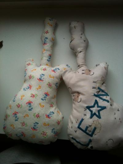 Bild zu Kuschel-Gitarren-Rassel/Spieluhr - Babys 1. Lebensjahr