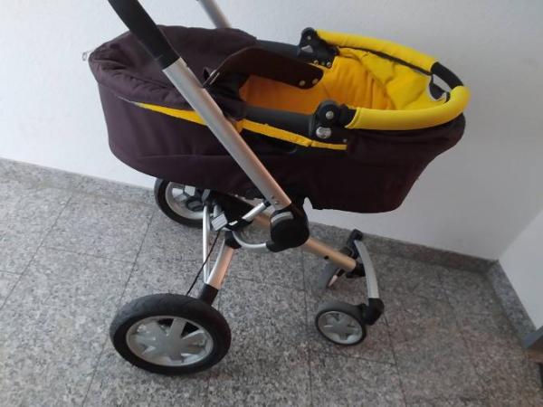 Bild zu Kinderwagen - Identifikation - Babypflege - so pflegen Sie Ihr Baby richtig