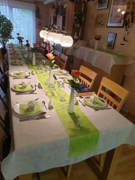 Bild zu Tisch von Konfirmation - Forum und Treffpunkt für Omas