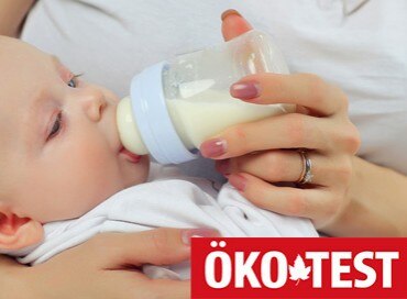 kleines-baby-bekommt-die-flasche