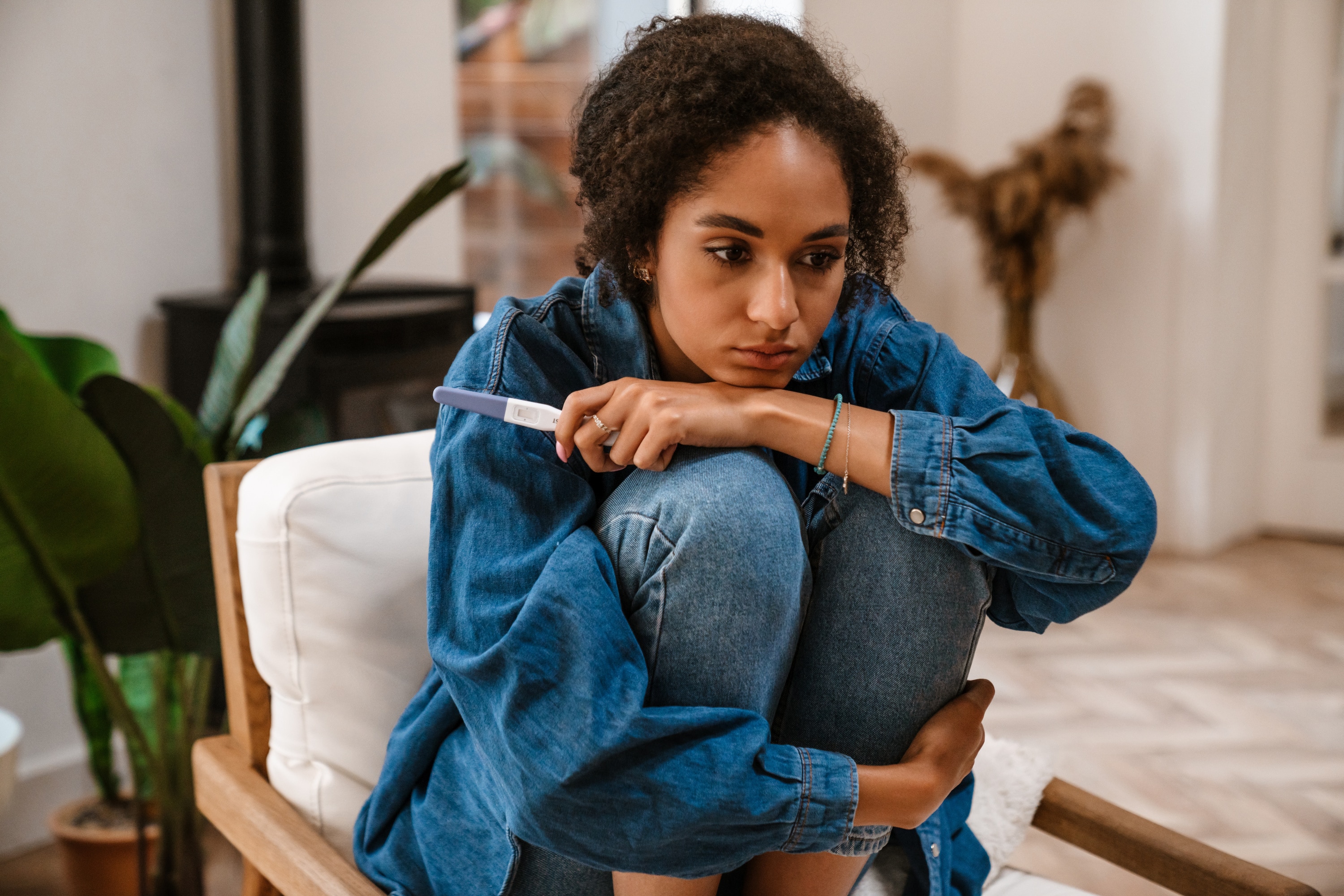 frau mit schwangerschaftstest