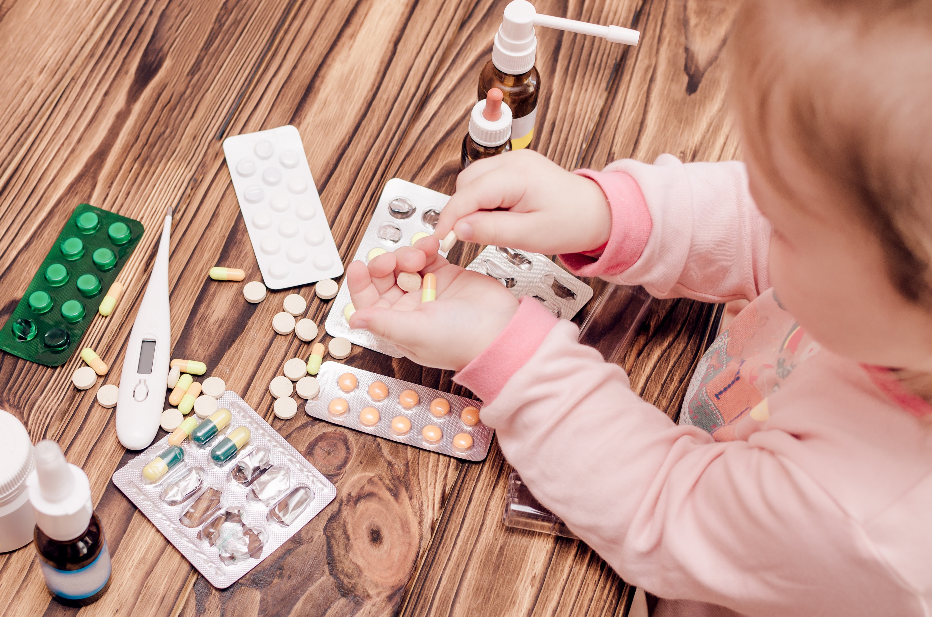 maedchen mit medikamenten