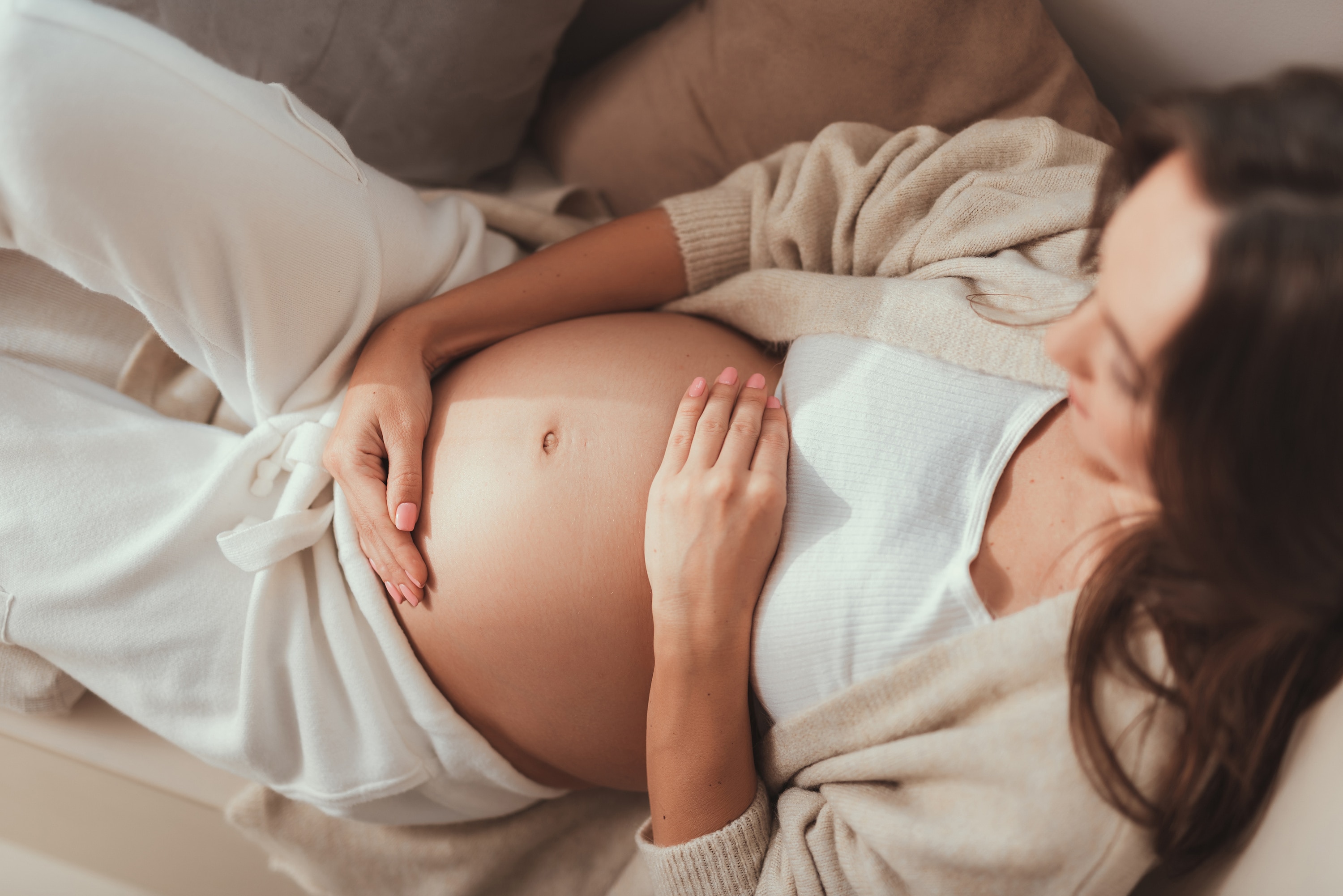 schwangere mit haenden am bauch