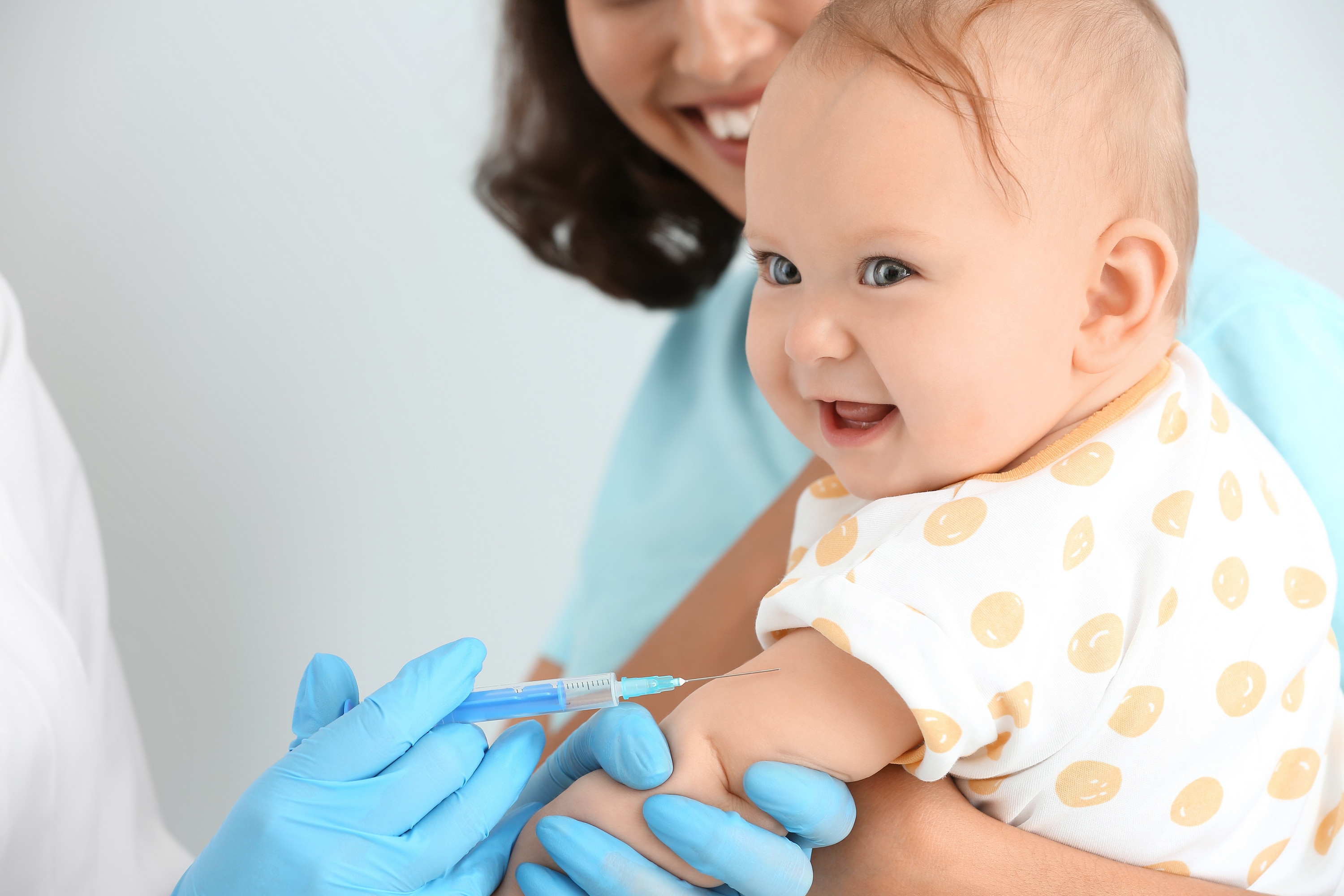 baby bekommt eine spritze
