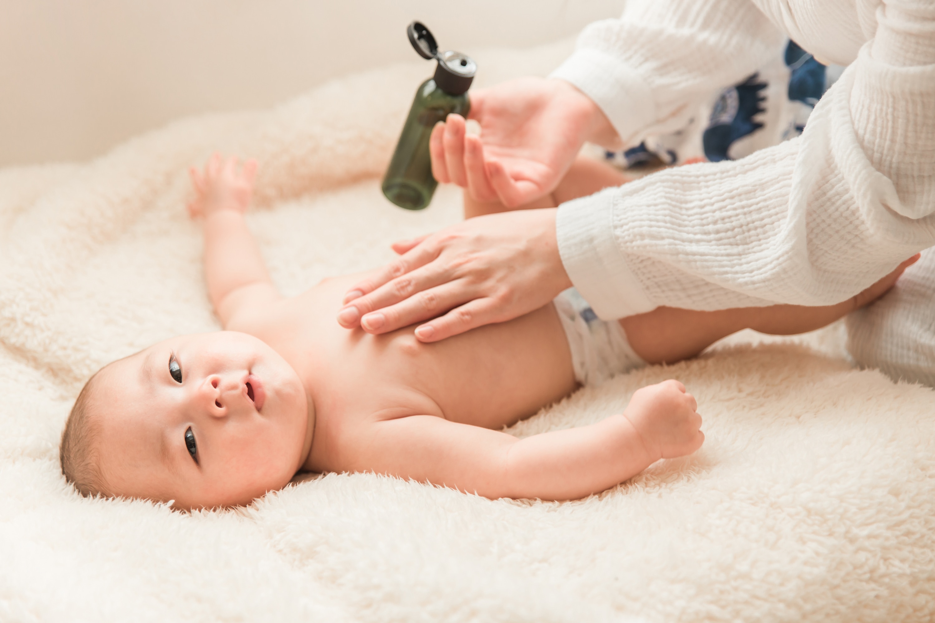 baby bekommt eine bauchmassage