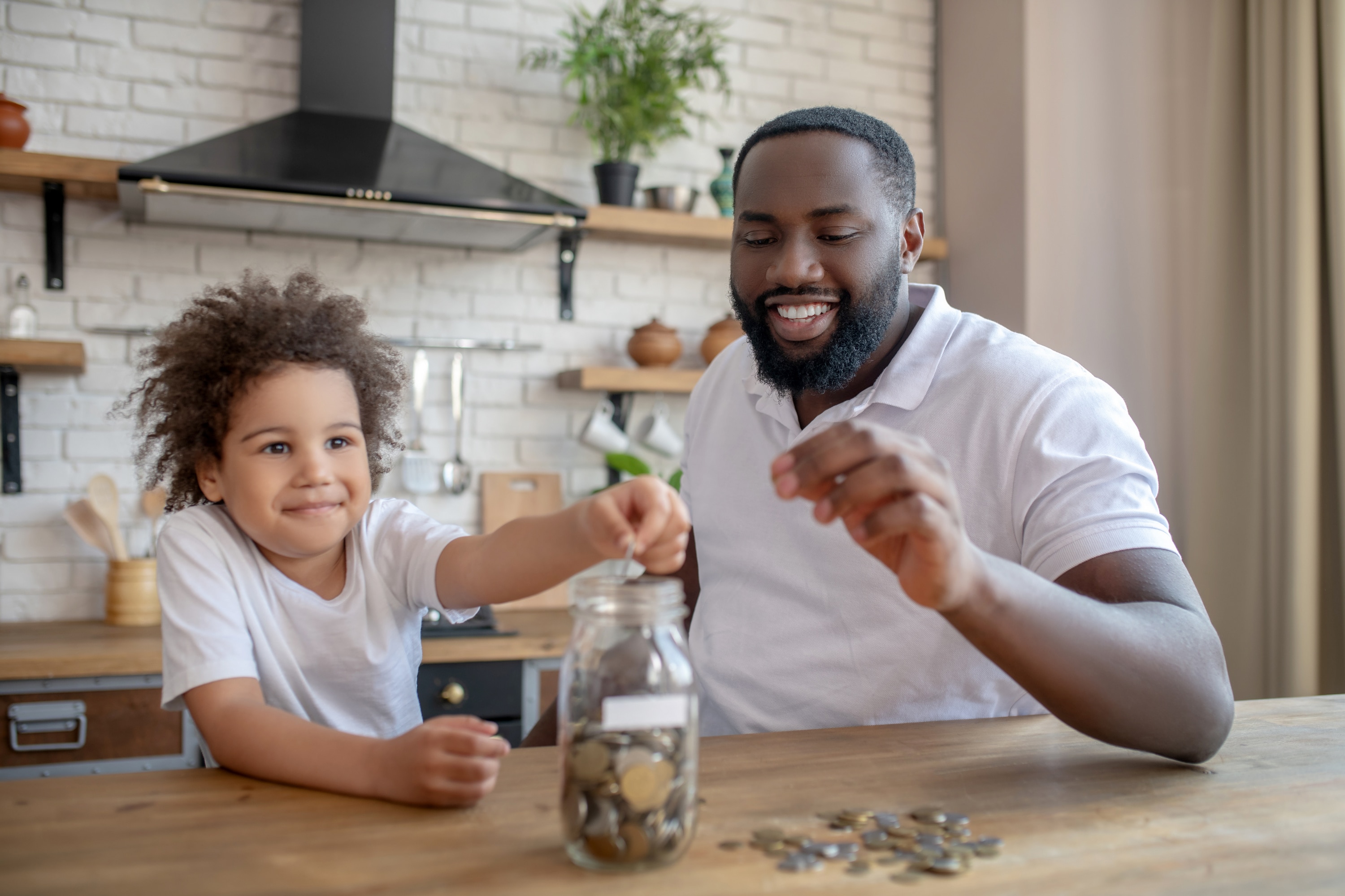 vater und sohn mit geld