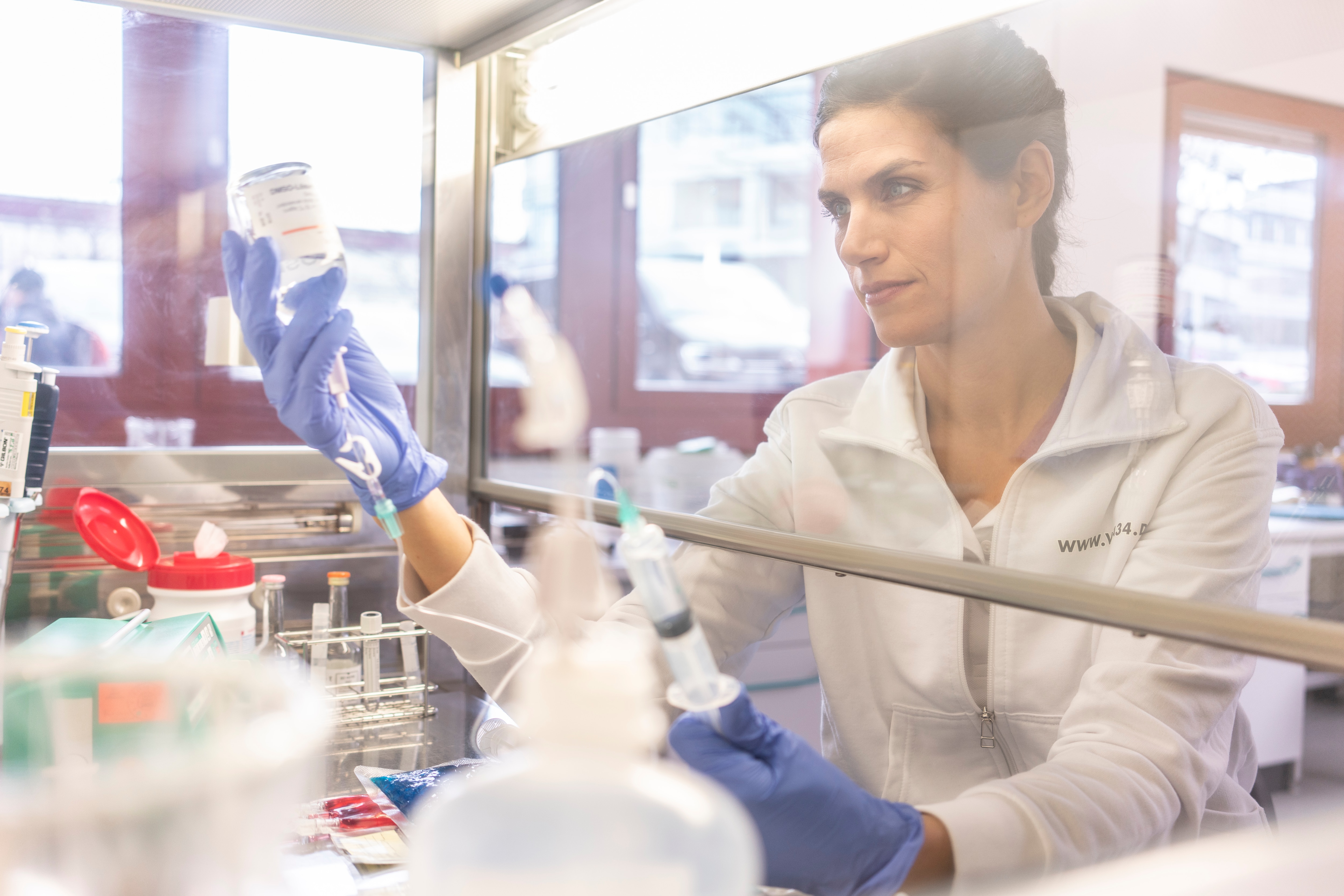 frau im labor