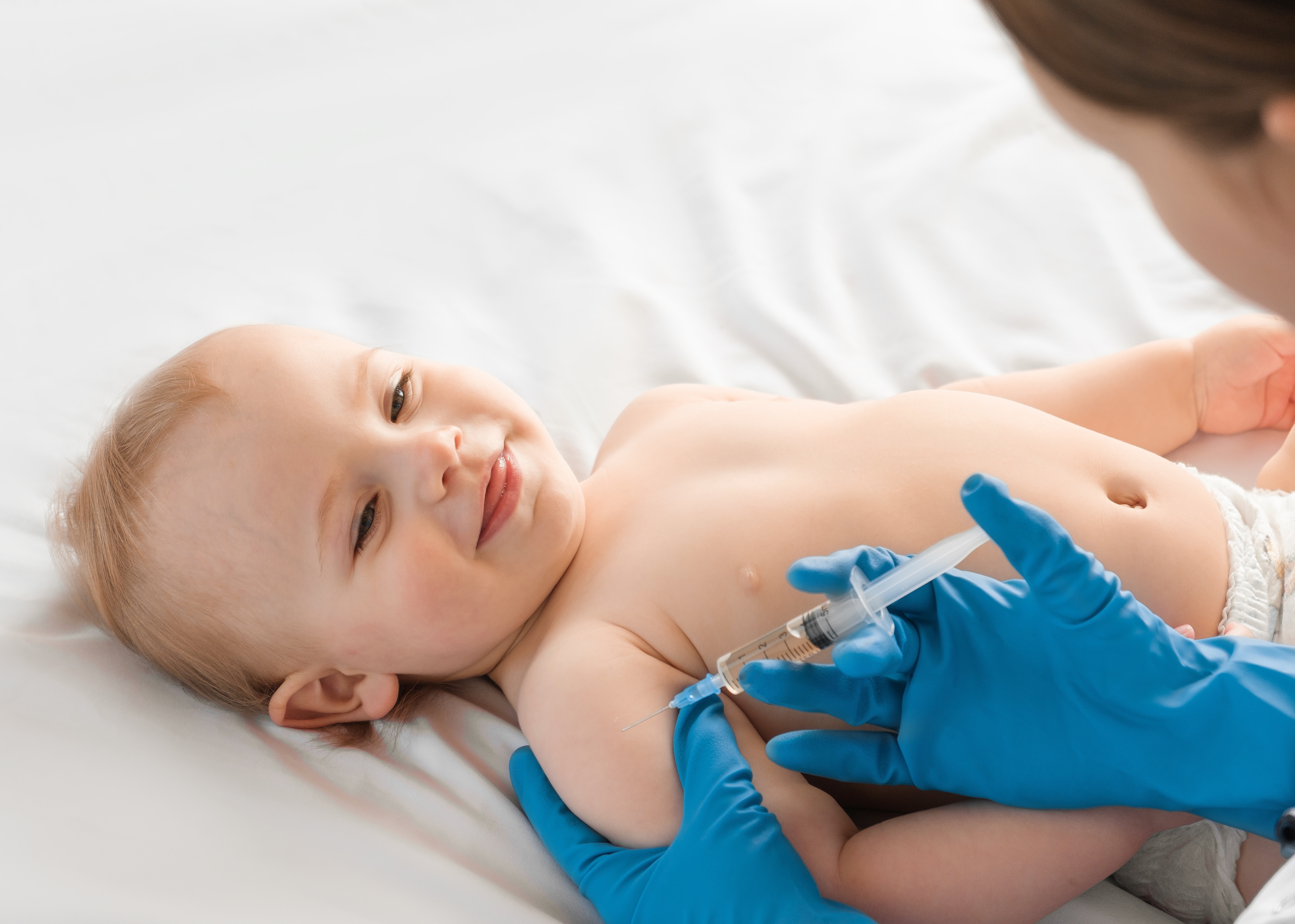 kleines baby bekommt eine spritze