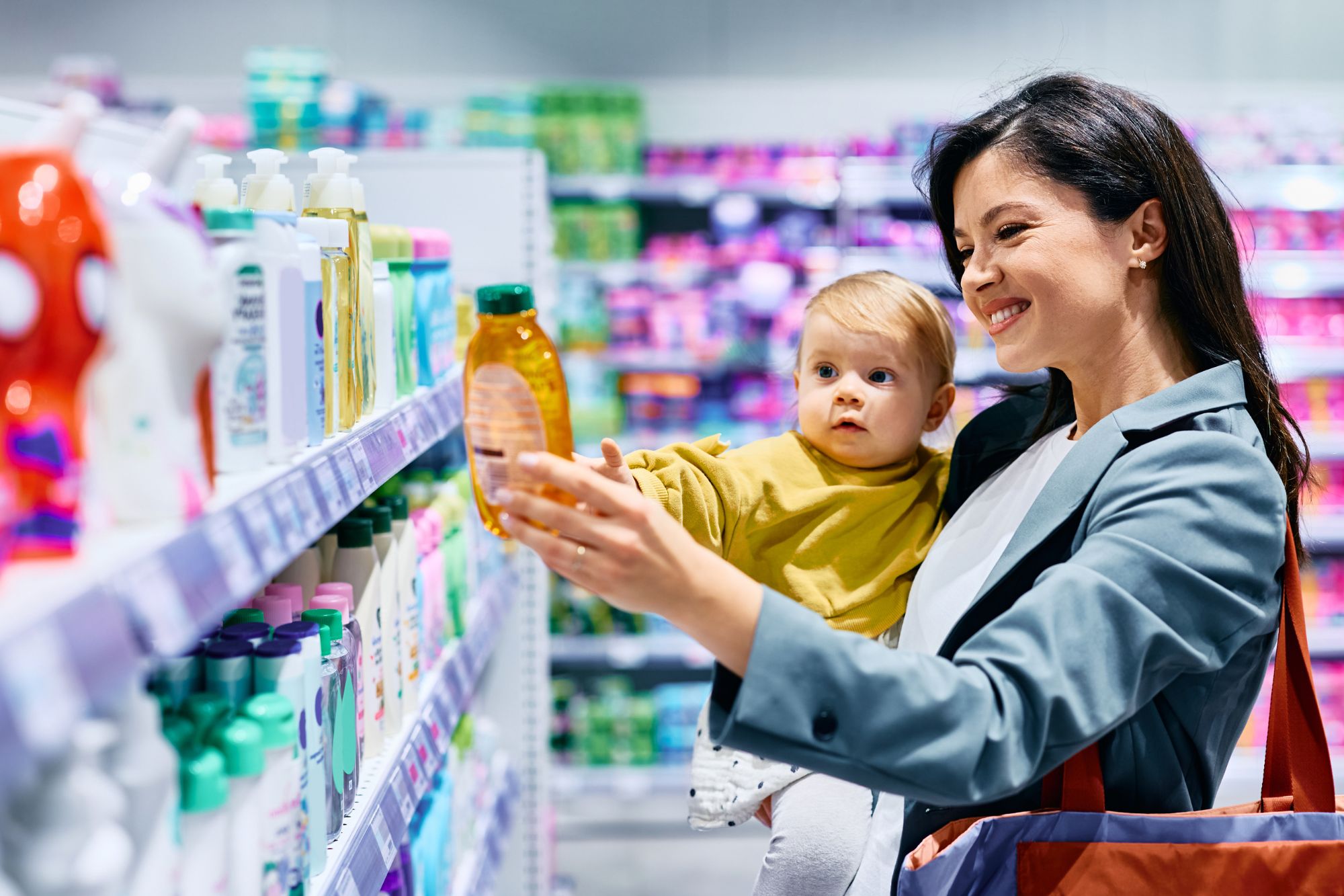 mama mit baby in der drogerie