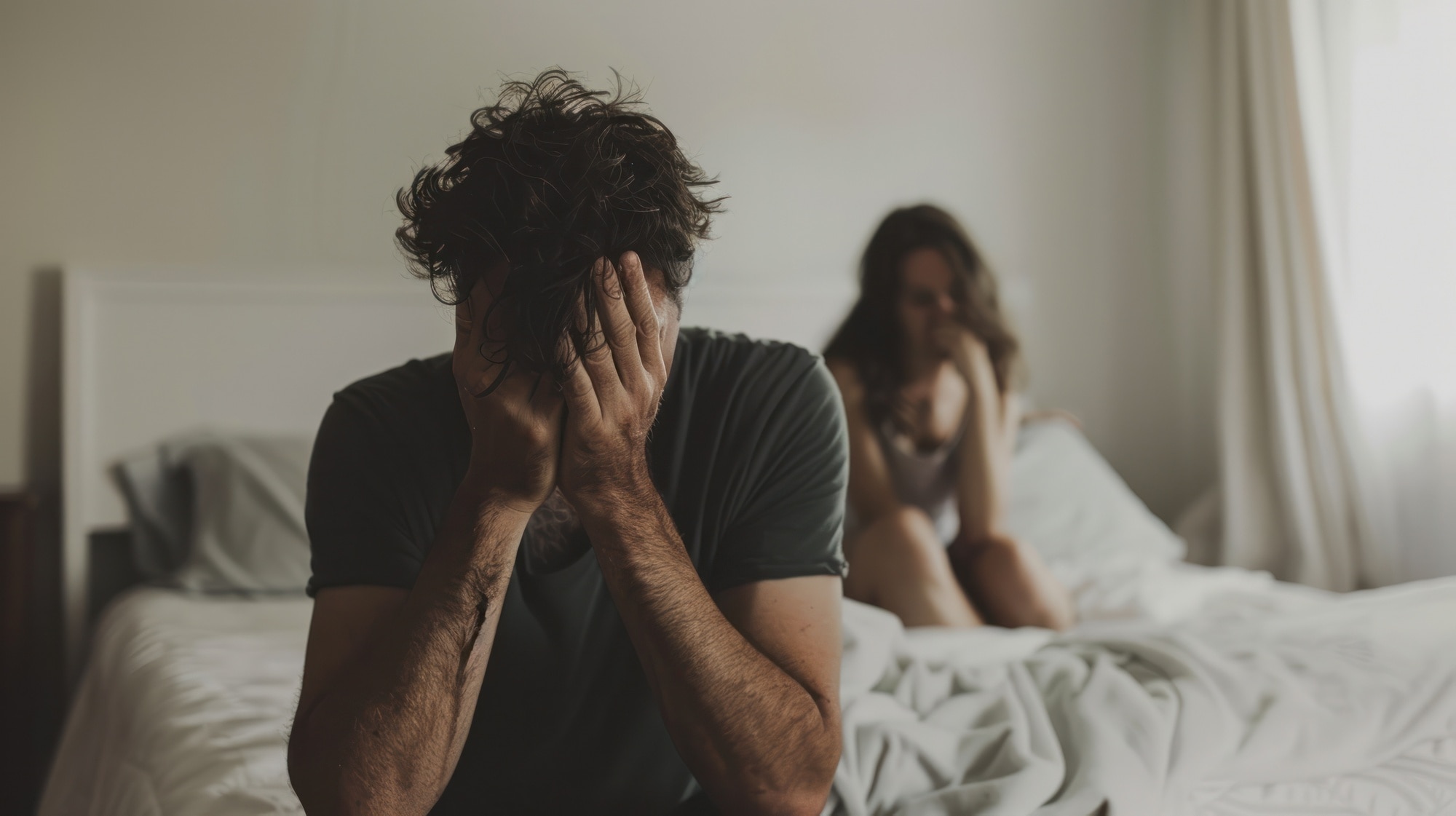 trauriges paar im bett