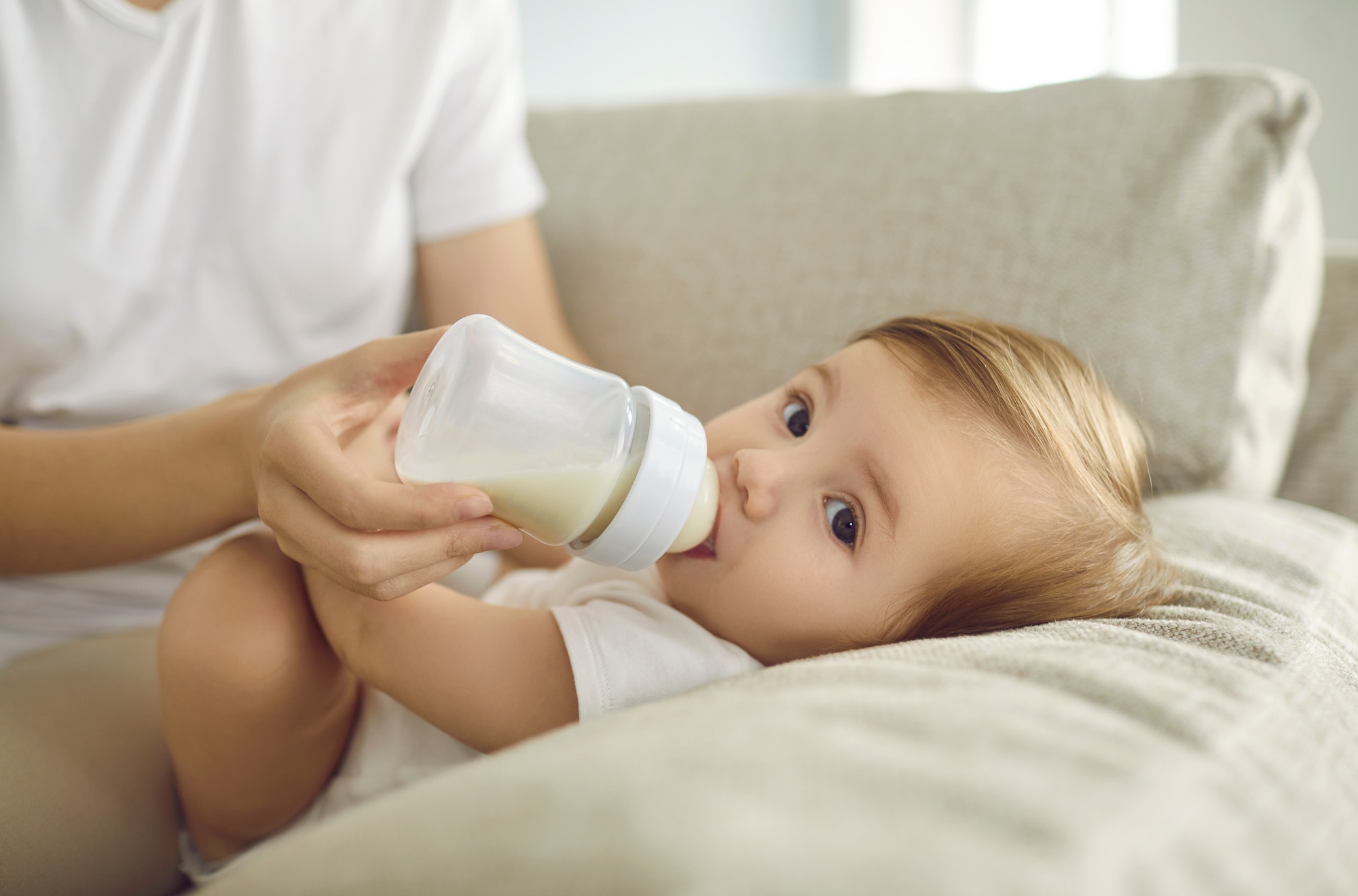 baby bekommt milchflasche