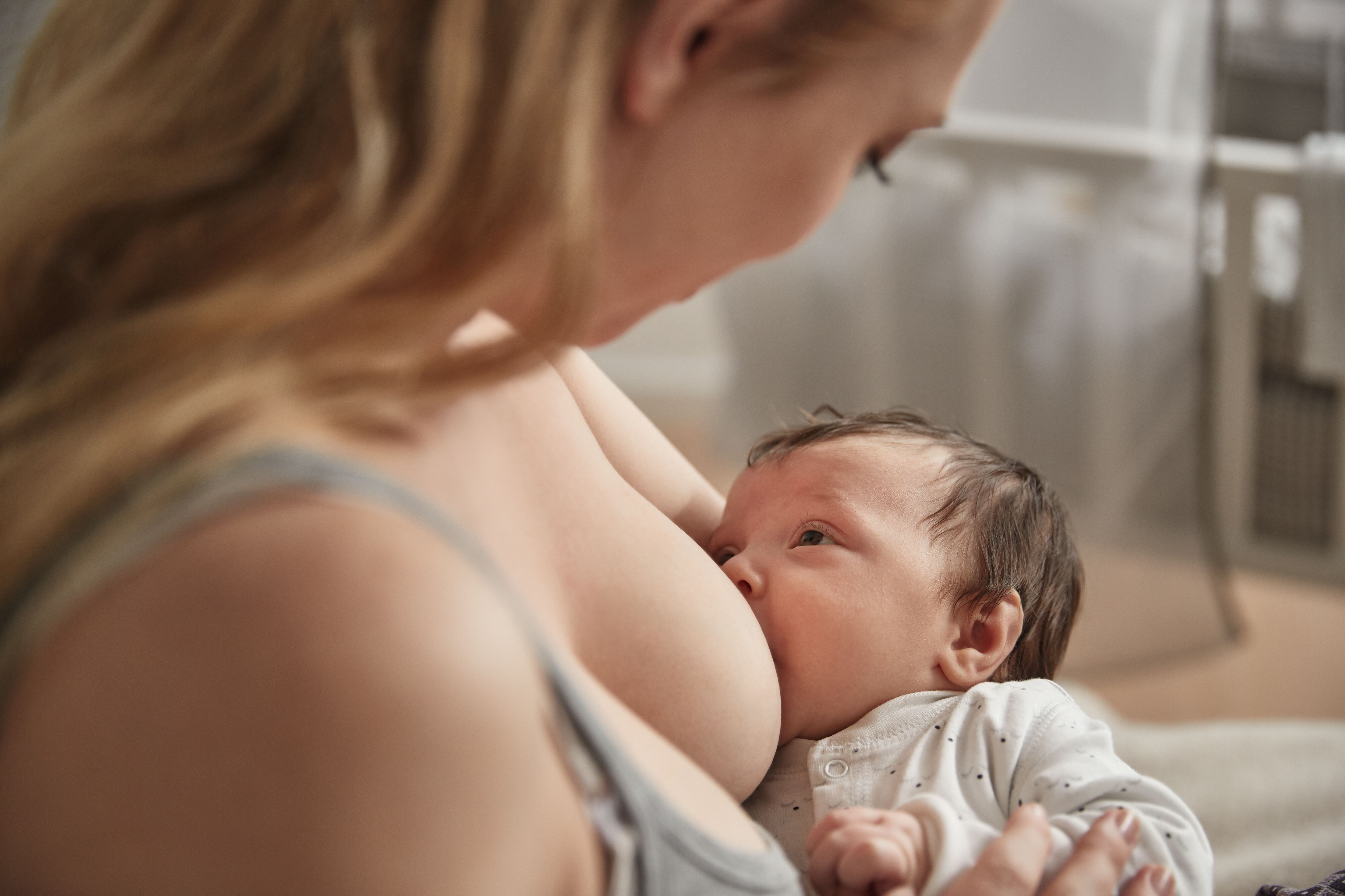 mutter-stillt-baby