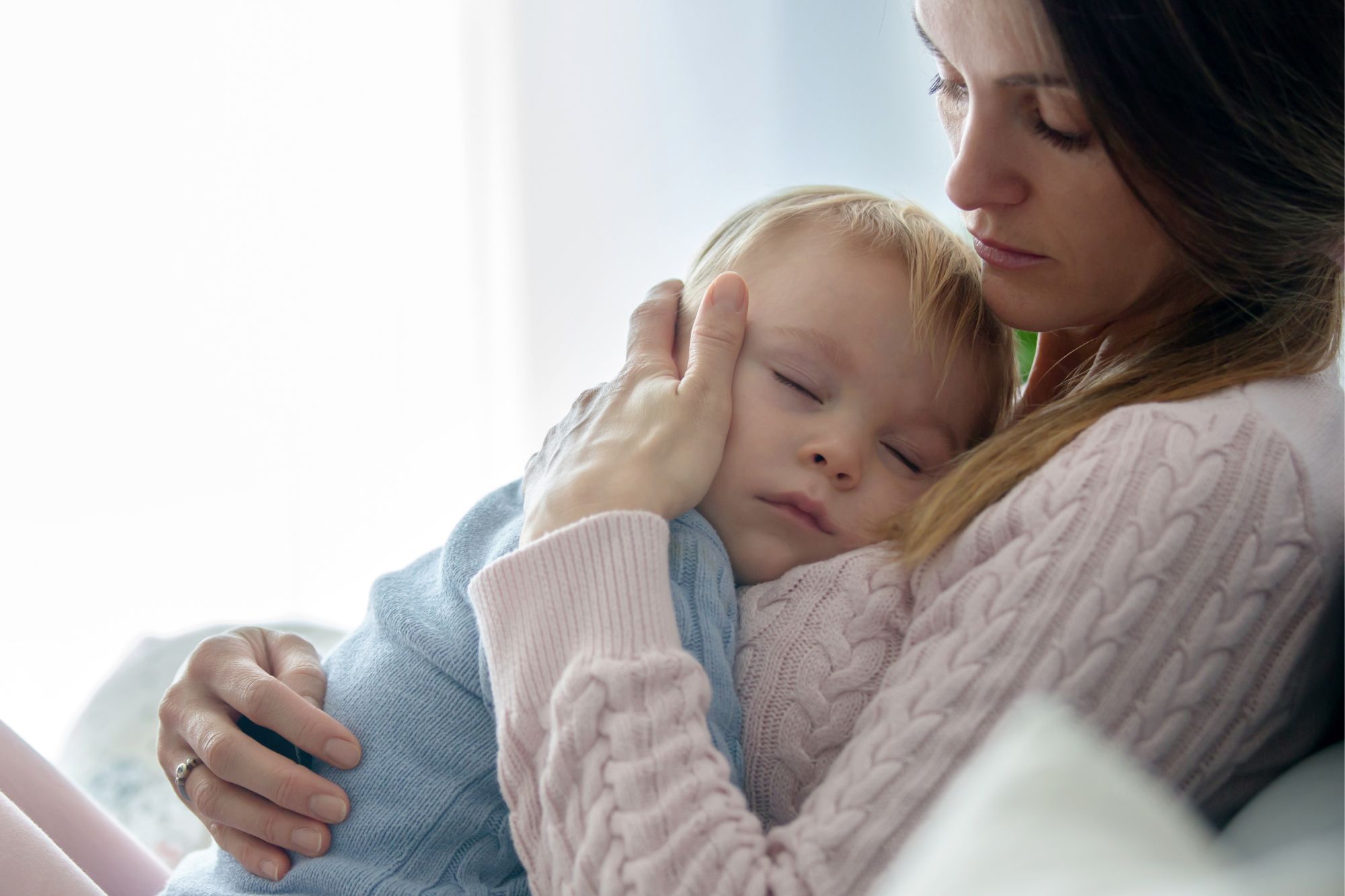 mama mit schlafendem kleinkind