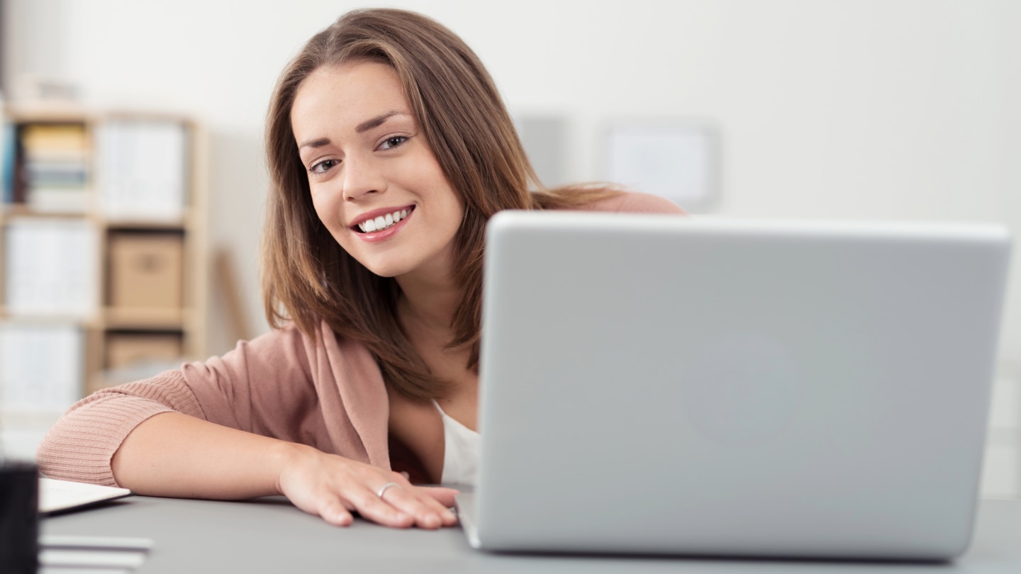 frau lächelt am computer