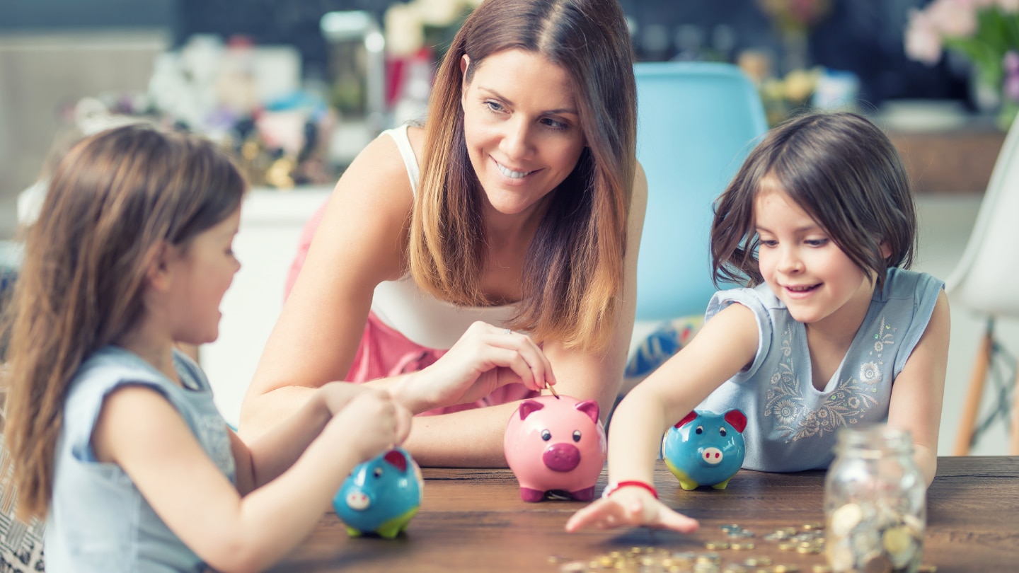 mama mit toechtern und sparschwein
