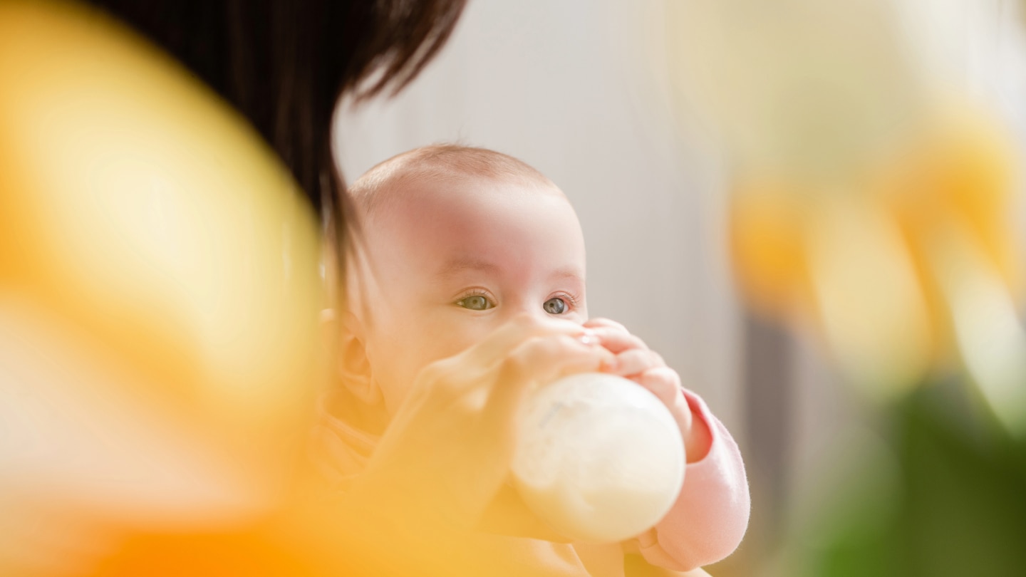 baby bekommt flasche