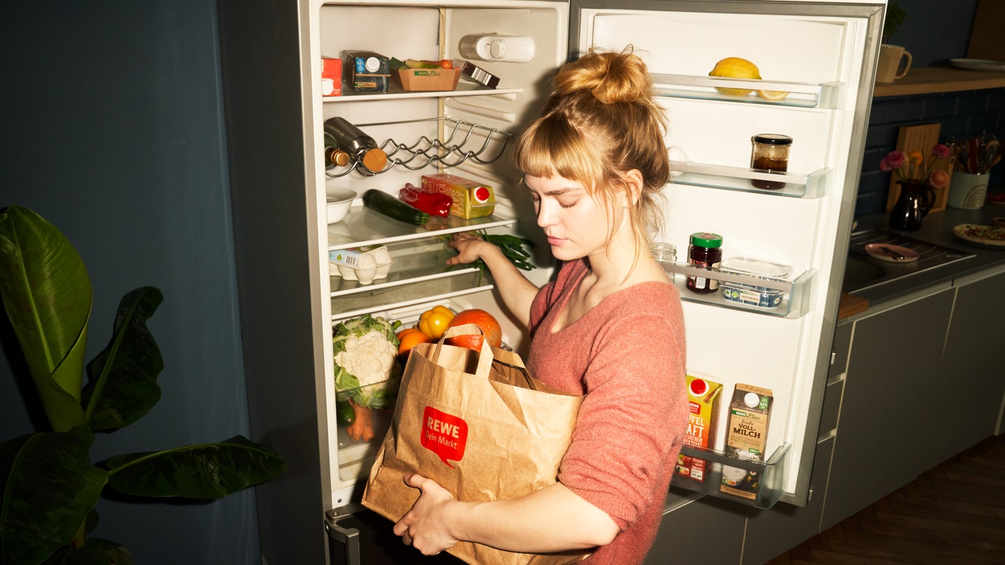 frau vor dem kuehlschrank