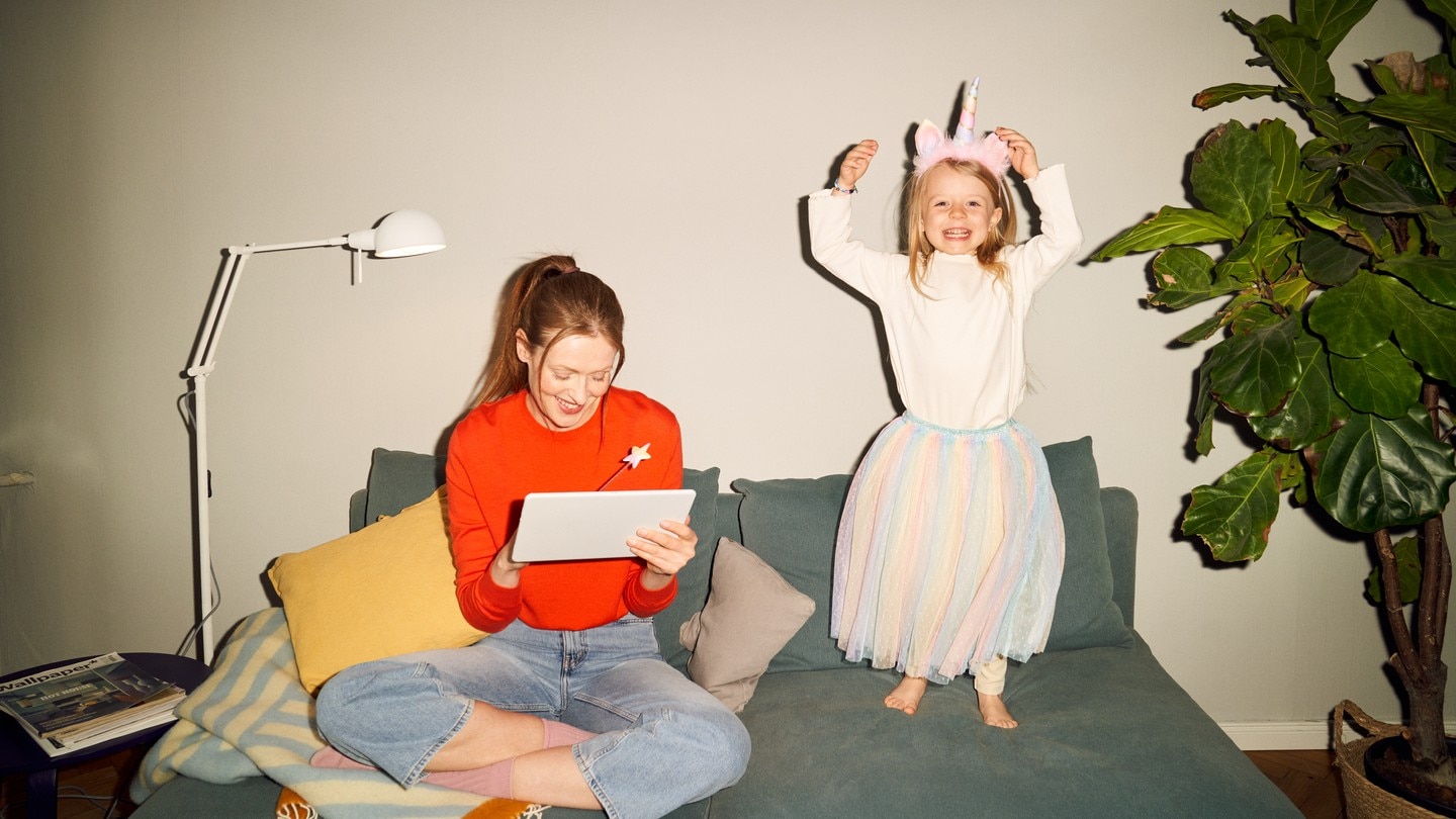 mama und kind auf sofa