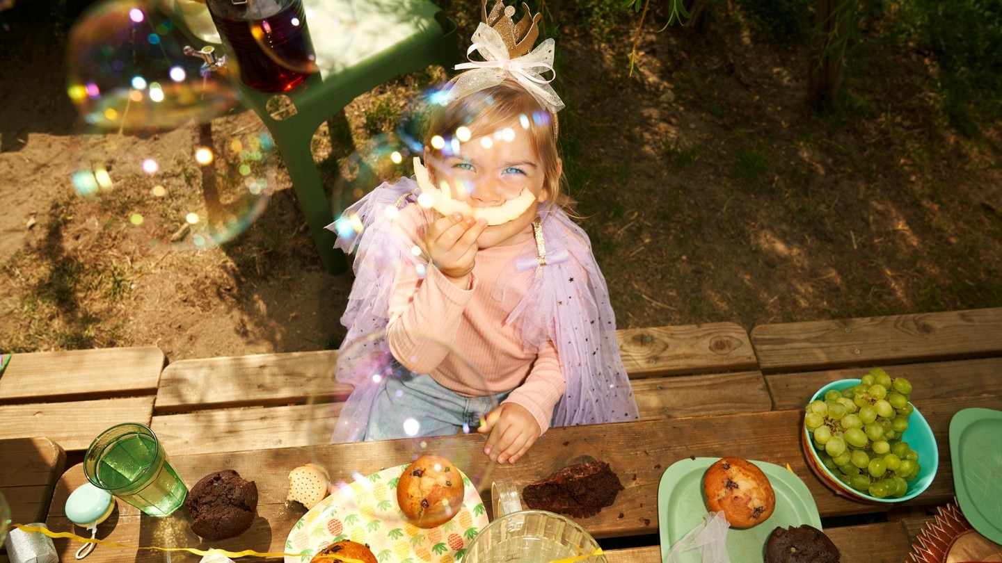 maedchen beim sommerfest