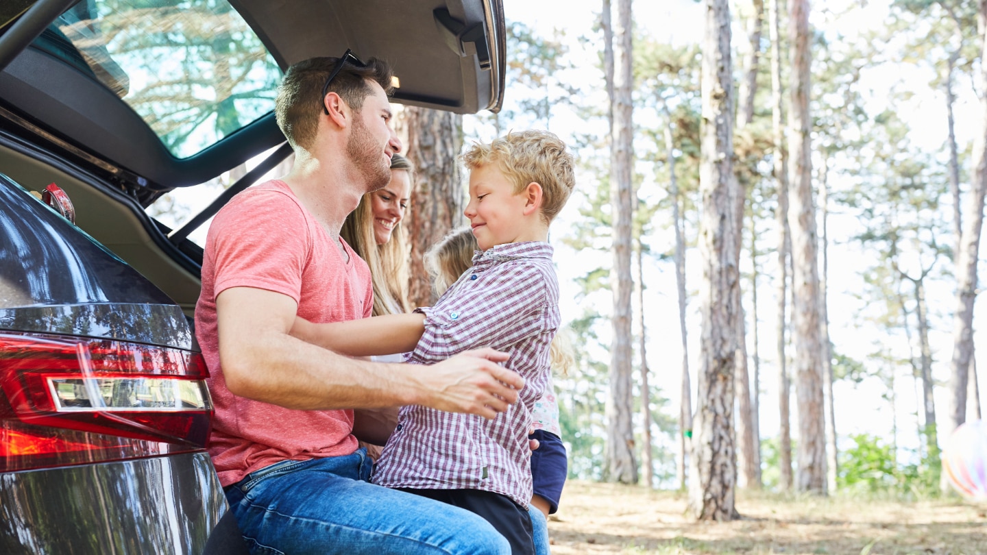 eltern und ihre kinder machen rast bei einer autofahrt