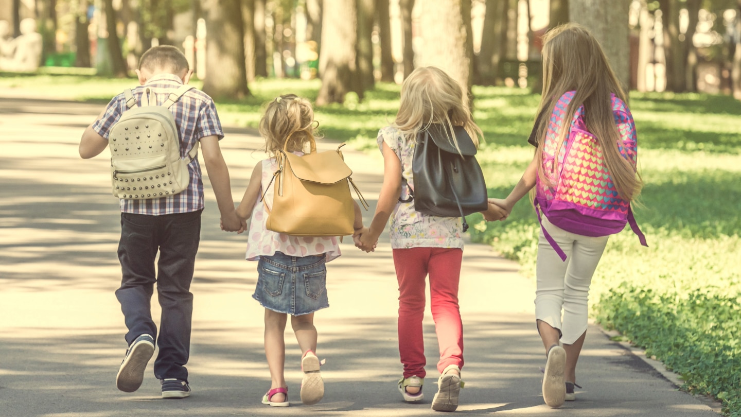 kinder auf dem weg zur schule