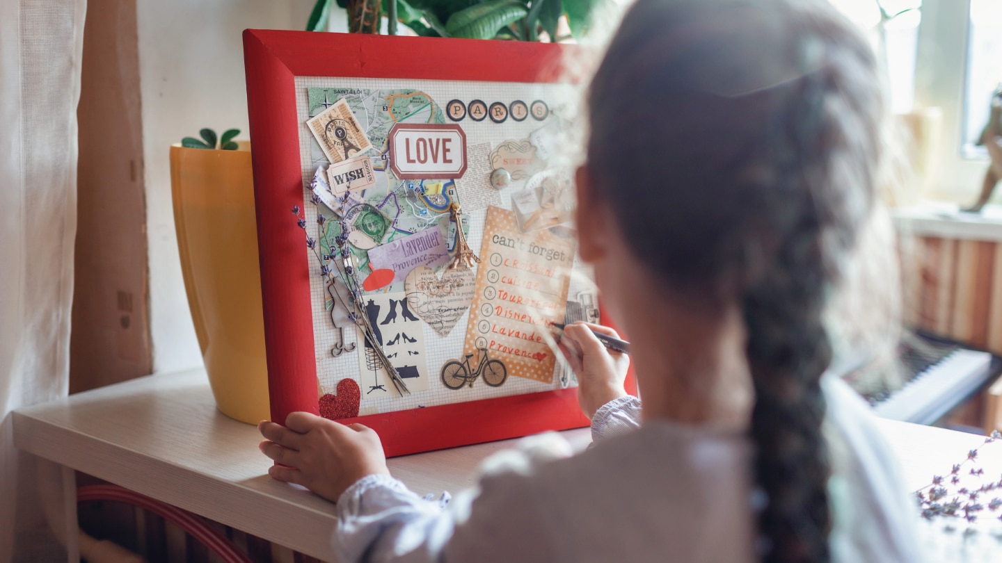 maedchen kreiert ein bild