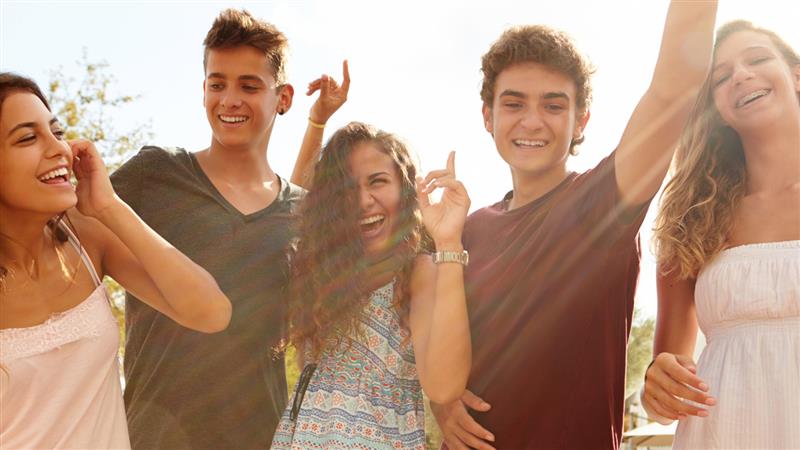 fünf teenager lachen in die kamera