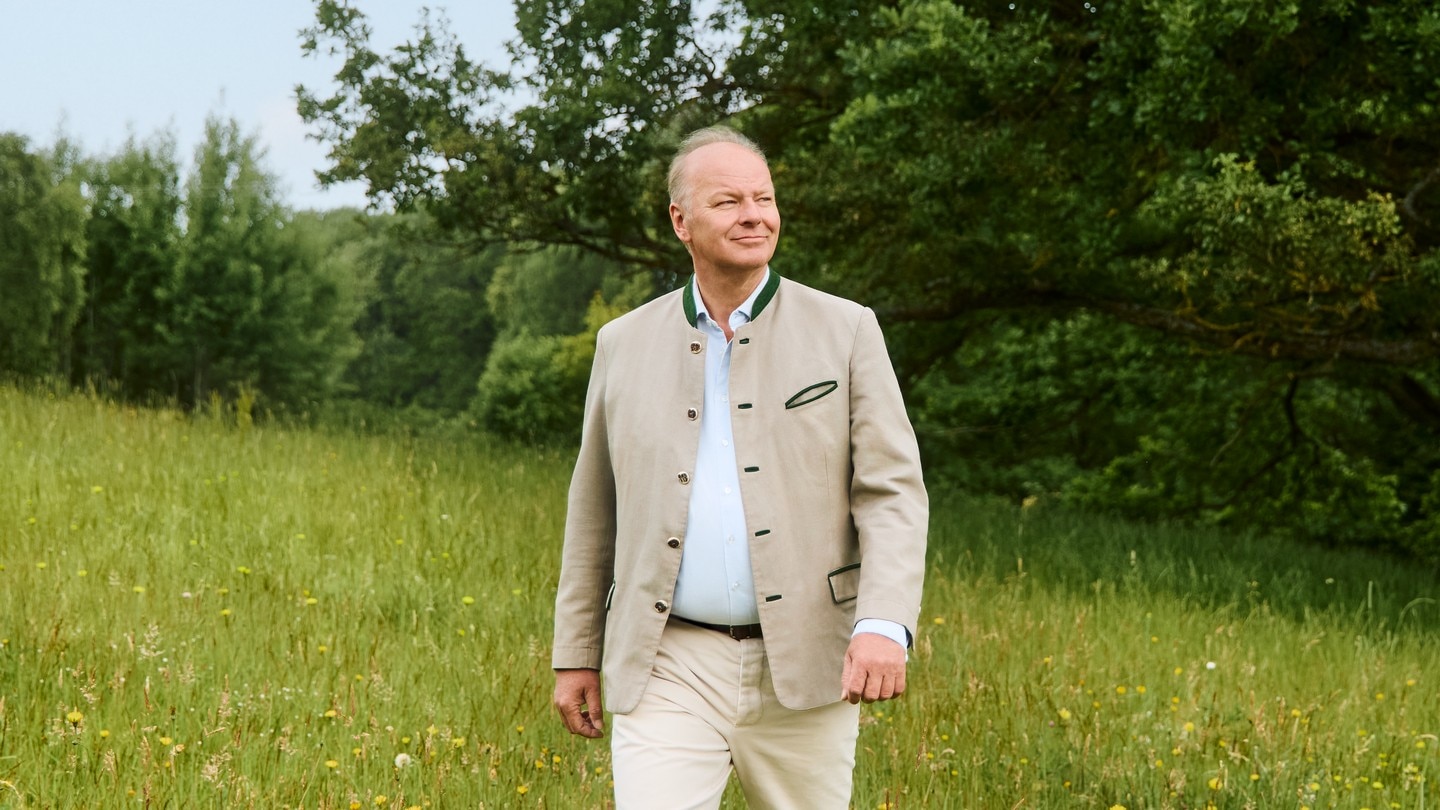 claus-hipp-auf-einer-wiese