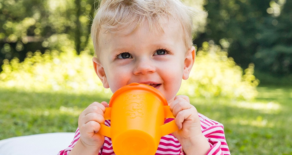baby mit trinkbecher