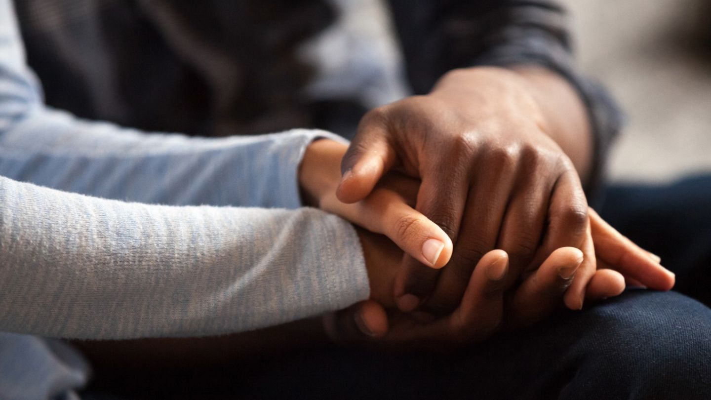 hände halten andere hände