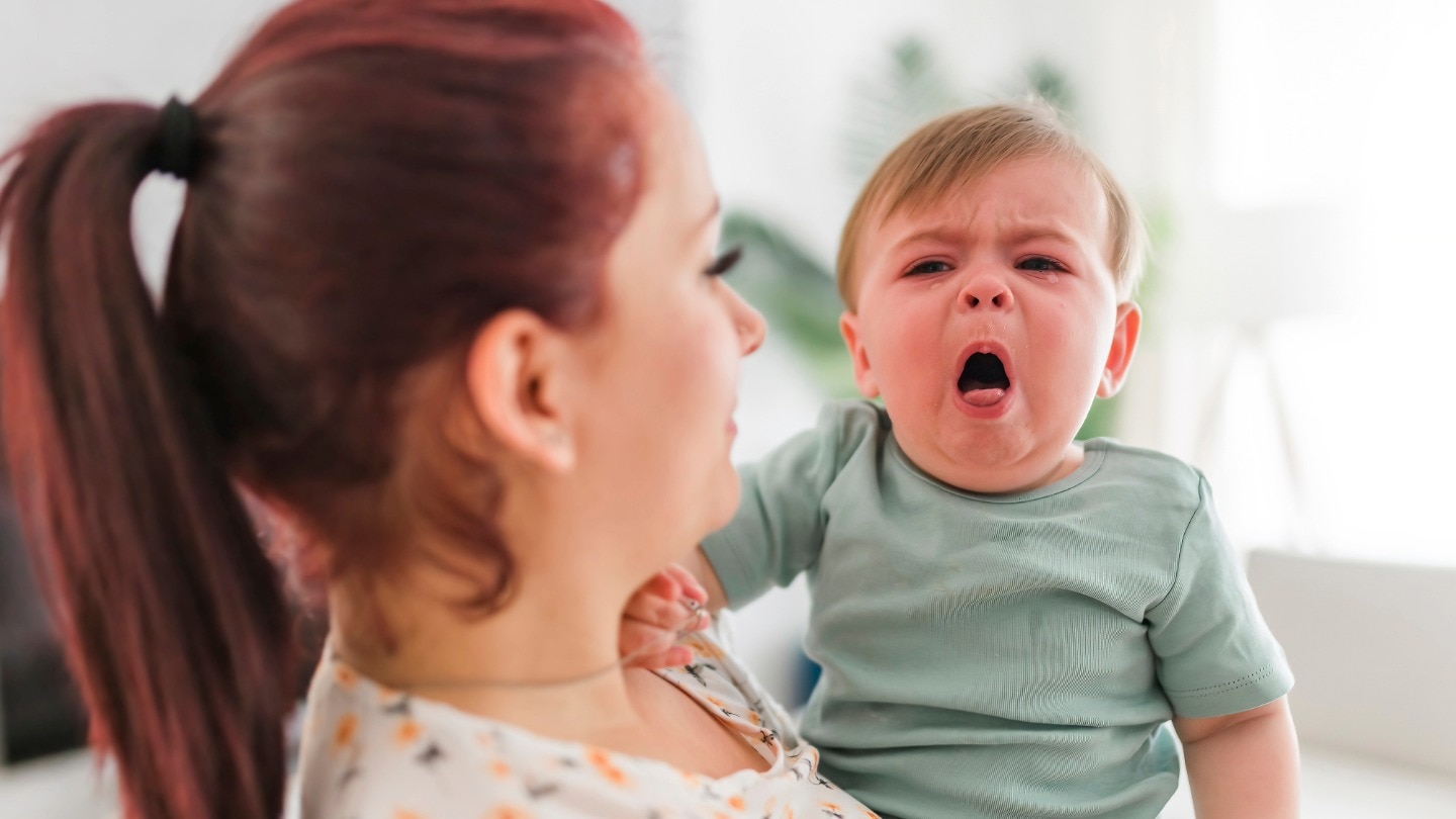mama mit hustendem baby