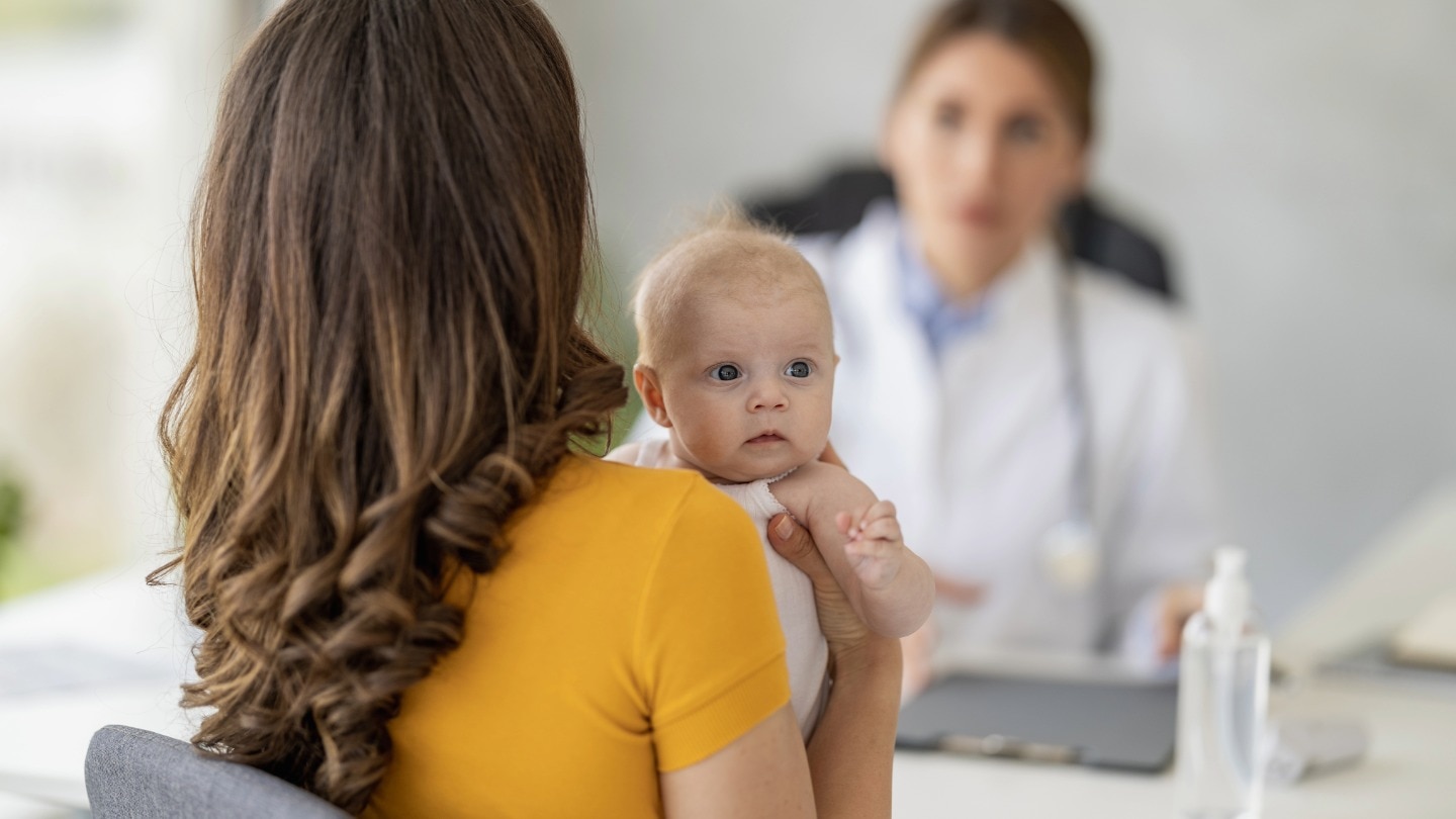 mama mit baby beim arzt