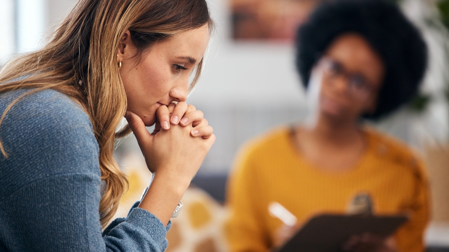 zwei frauen eine denkt nach die andere wartet
